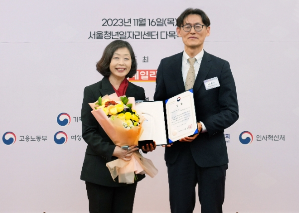 한국맥도날드 정승혜 부사장(왼쪽), 서울지방고용노동청 하형소 청장