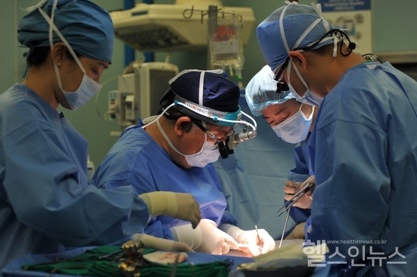 삼성서울병원,박재범교수(왼쪽두번째)가자궁이식수술을집도하고있다.