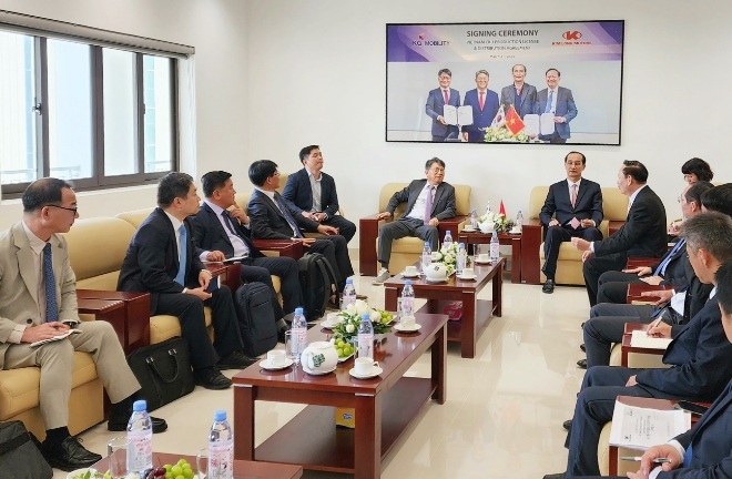 곽재선 KG 모빌리티 회장(사진 중앙 왼쪽), 응웬 후 루안 FUTA그룹 회장(사진 중앙 오른쪽)이 간담회를 갖고 베트남 시장 진출 등 전략적인 협력 방안을 논의하고 있다. / 사진=KG 모빌리티 제공