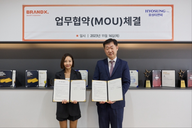 효성티앤씨는 국내 애슬레저 브랜드 젝시믹스와 ‘크레오라 프레시(creora® Fresh)’ 섬유 단독 공급에 대한 업무협약(MOU)을 체결했다고 17일 밝혔다. 사진은 지난 16일 젝시믹스 본사에서 열린 업무협약식에 참석한 (좌측부터)브랜드엑스코퍼레이션 이수연 대표와 효성티앤씨 글로벌 세일즈앤마케팅 총괄 임장규 상무가 기념촬영을 하는 모습. (사진 = 효성티앤씨 제공)