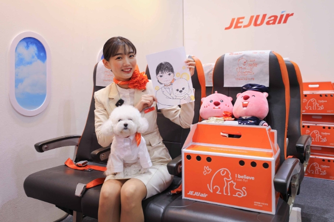 제주항공은 17일부터 오는 19일까지 사흘간 일산 킨텍스에서 진행되는 펫 산업 전시회인 ‘2023 MEGA ZOO’에 참여한다고 17일 밝혔다. 사진은 이날 오전 일산 킨텍스에서 진행된 ‘2023 MEGA ZOO’ 전시회에서 제주항공 객실 특화서비스팀 ‘일러스타팀’ 소속 승무원들이 체험존을 방문한 고객들의 반려견의 캐리커쳐를 그려주는 이벤트를 진행하는 모습. (사진 = 제주항공 제공)