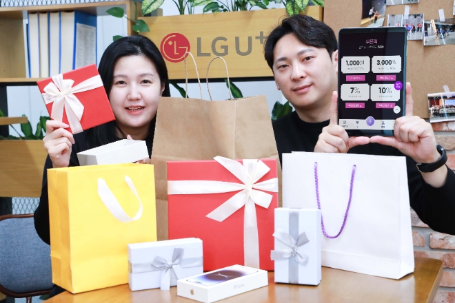 LG유플러스는 ‘U+콕’에서 ‘블랙프라이데이 프로모션’을 진행한다고 17일 밝혔다. 사진은 LG유플러스 임직원이 ‘블랙프라이데이 프로모션’을 소개하는 모습. (사진 = LG유플러스 제공)