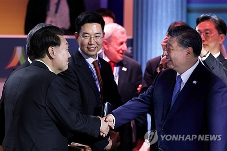 시진핑 주석과 악수하는 윤석열 대통령(사진 연합)