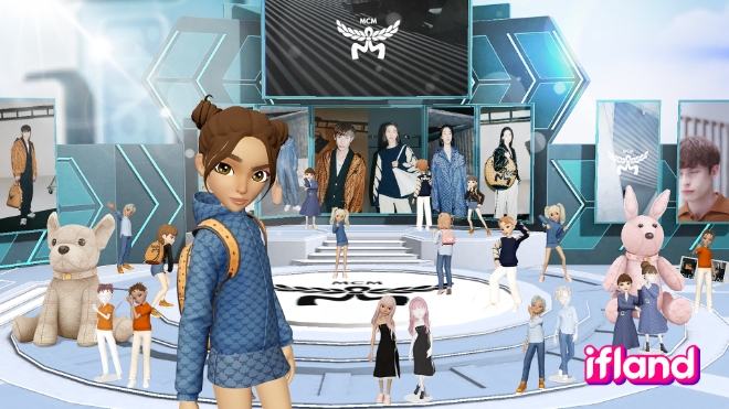 SK텔레콤(SKT)은 MCM과 제휴해 메타버스 플랫폼 이프랜드(ifland)에서 오는 2024년 봄·여름(SS24) 시즌 MCM 신규 상품들을 선보이는 특별한 콜라보를 진행했다고 17일 밝혔다. 사진은 MCM의 다양한 제품을 체험해 볼 수 있는 이프랜드 내에 있는 MCM 스페셜 이프홈의 모습. (사진 = SKT 제공)