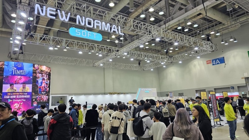 '지스타 2023' 뉴노멀소프트 부스 전경. 많은 관람객들이 줄을 지어 '템페스트' 시연을 기다리고 있다(사진 제공=뉴노멀소프트).