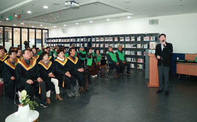 이상일 용인특례시장은 지난 17일 처인구 마평동 새마을회관에서 열린 ‘새마을 열린대학 수료식’에 참석해 새마을지도자 수강생들을 격려하고, '스토리가 있는 그림과 건축의 세계'라는 주제로 인문학 특강을 진행했다.(사진=용인시)