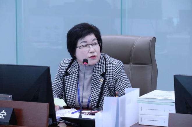 경기도의회 김옥순 의원이 지난 17일 경기도교육청 행정사무감사에서 조리사 처우문제성에 대해 질의하고 있다.(사진=경기도의회)
