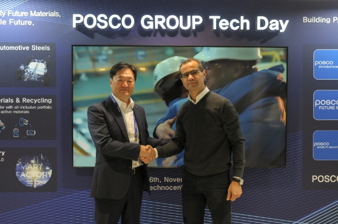 김지용 포스코홀딩스 미래기술연구원장(CTO, 왼쪽)과 르노 세드릭 꼼베모렐 기술총괄이 기념 촬영을 하고 있다. / 사진=포스코홀딩스 제공