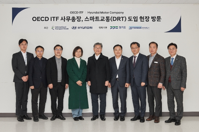 (왼쪽부터) 한승민 경기도 첨단교통팀장, 나기호 현대차·기아 PCO 상무, 신승규 현대차·기아 PCO 전무, 김수영 현대차·기아 셔클사업실 상무, 김영태 OECD 국제교통포럼 사무총장, 김종배 경기도의회 위원장, 민경선 경기교통공사 사장, 김교흥 하남시 부시장, 이회수 경기교통공사 상임이사가 기념 촬영을 하고 있다. / 사진=현대차그룹 제공