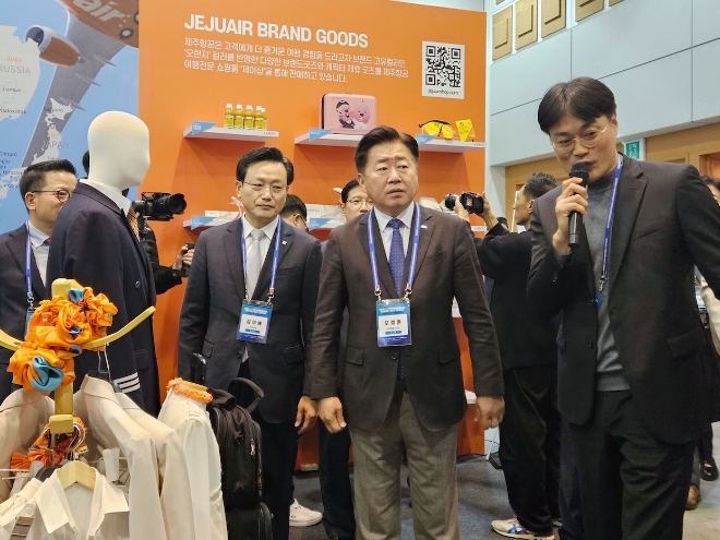 제주 국제컨벤션센터에서 진행된 ‘2023 제주 국제 UAM·드론 컨페스타’ 에서 김이배 제주항공 대표이사와 오영훈 제주특별자치도 도지사가 제주항공 전시부스를 방문하고 있다. / 사진=제주항공 제공