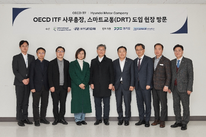 OECD국제교통포럼 관계자들이&quot;똑타&quot;서비스체험 전 기념사진(사진=현대자동차제공)