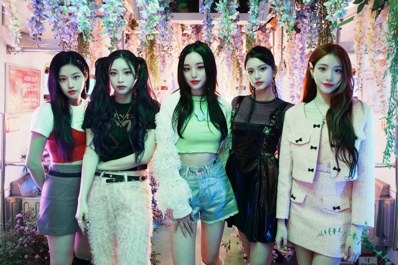 iii(아이아이아이), 단체 콘셉트 포토 공개…‘화려+우아’ 5인 5색 매력