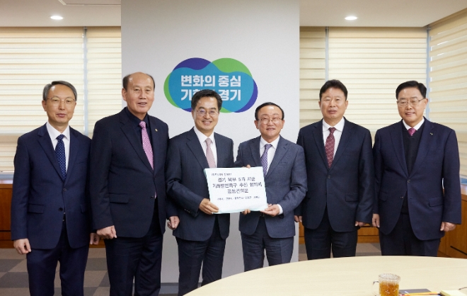 김동연 경기도지사가 경기북부 5개 시군으로부터 건의문을 전달받고 있다.(사진=경기도)