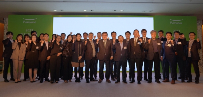 지난 20일 서울 강남구 인터컨티넨탈 서울 코엑스에서 열린 ‘2023 풀무원 베스트 파트너스 데이' 행사 종료 후 이효율 풀무원 총괄CEO(사진 첫번째 줄 왼쪽 여덟 번째), 이우봉 풀무원 전략경영원장(사진 첫번째 줄 왼쪽 일곱 번째), 김진홍 풀무원식품 대표(사진 첫번째 줄 왼쪽 열 번째) 등 풀무원 임직원들이 파이팅을 외치며 동반성장과 상생협력의 의지를 다지고 있다. / 사진=풀무원 제공