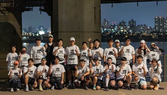 션의 번개런 제안에 모인 참가자들이 99RUN 미션 완료 후 기념촬영을 하고 있다.