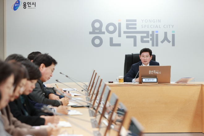 이상일 용인시장이 20일 간부회의에서 이동면 반도체 신도시 토지 수용 예정 시민들에 대한 의건수렴과 보상 및 이주대책 마련에 철저를 기하라고 당부했다.(사진=용인시)