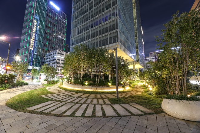 KT는 광화문 이스트 사옥 주변에 구성한 ‘KT광화문도시숲’이 일본 도쿄에서 진행된 ‘IFLA Awards 2023’에서 ‘공원 및 개방공간’ 부문 대상을 수상했다고 21일 밝혔다. 사진은 KT 광화문도시숲 전경. (사진 = KT 제공)