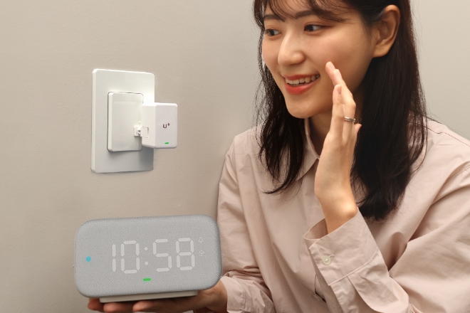 LG유플러스는 시간·장소 구애없이 집안 조명과 히터 등 가전제품을 켜고 끌 수 있는 ‘U+스마트홈 버튼봇(버튼봇)’을 출시한다고 21일 밝혔다. 사진은 LG유플러스 직원이 조명스위치에 장착된 ‘버튼봇’을 음성으로 제어하고 있는 모습. (사진 = LG유플러스 제공)