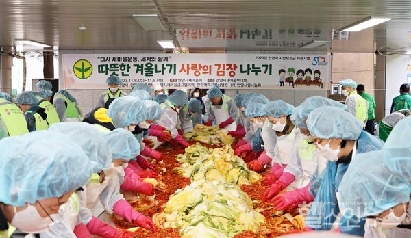 9일한림대성심병원임직원들이‘2023년사랑의김장나누기’행사에서김장봉사를하고있다.