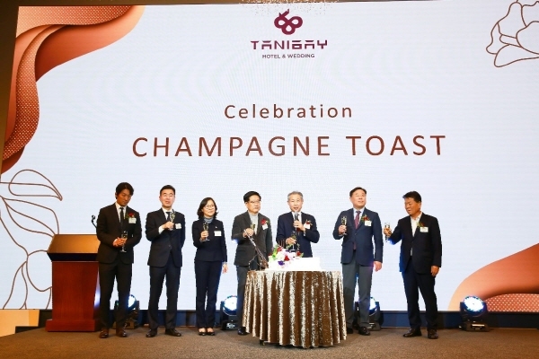 사진 : (왼쪽부터) 김재명 구현S&D 대표, 김종하 타니베이호텔 총지배인, 박경옥 울산동구의회 의장, 권명호 국회의원, 김옥원 타니베이호텔 회장, 김종훈 울산 동구청장, 박형연 금상건설 회장이 호텔 개관 기념 건배 제의를 진행하고 있다.