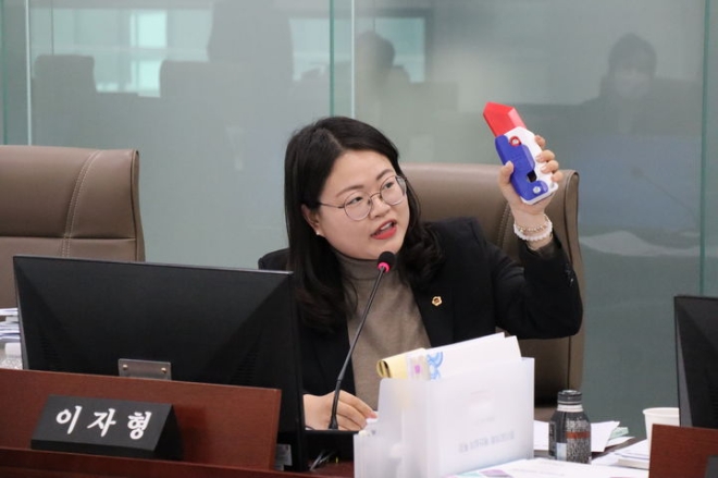 경기도의회 이자형 의원이 당근칼을 보이며 초등학생들에게 위험한 장난감이라고 경기도교육청 행정사무감사에서 대책을 촉구하고 있다. (사진=경기도의회)