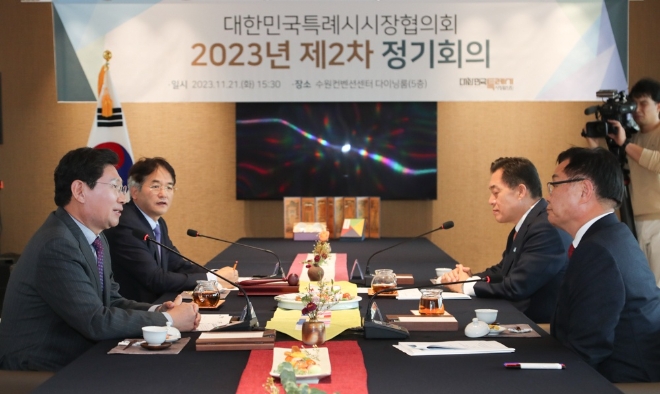 이상일 용인특례시장(왼쪽)이 21일 경기도 수원시 수원컨벤션센터 다이닝룸에서 열린 ‘대한민국 특례시시장협의회 제2차 정기회의’에 참석해 “국가 균형발전을 주도하기 위해 특례시가 인구감소지역을 도와야한다”고 강조했다.(사진=용인시)