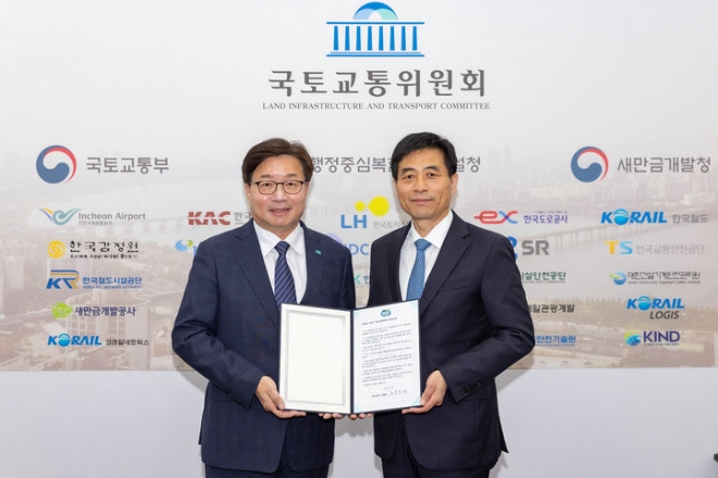 염태영 경기도 경제부지사가 21일 오후 국회 본관에서 김민기 국토교통위원회 위원장을 만나 서한문을 전달했다. (사진=경기도)