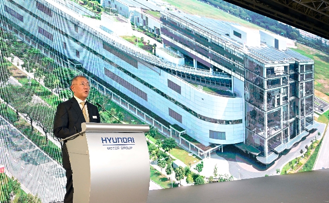 현대차 그룹 정의선 회장이 21일 싱가포르 서부 주롱 혁신 지구에 위치한"현대차 그룹 싱가포르 글로벌혁신센터(HMGICS)"의 준공식에서 환영사를 하고 있다(사진=현대자동차제공)