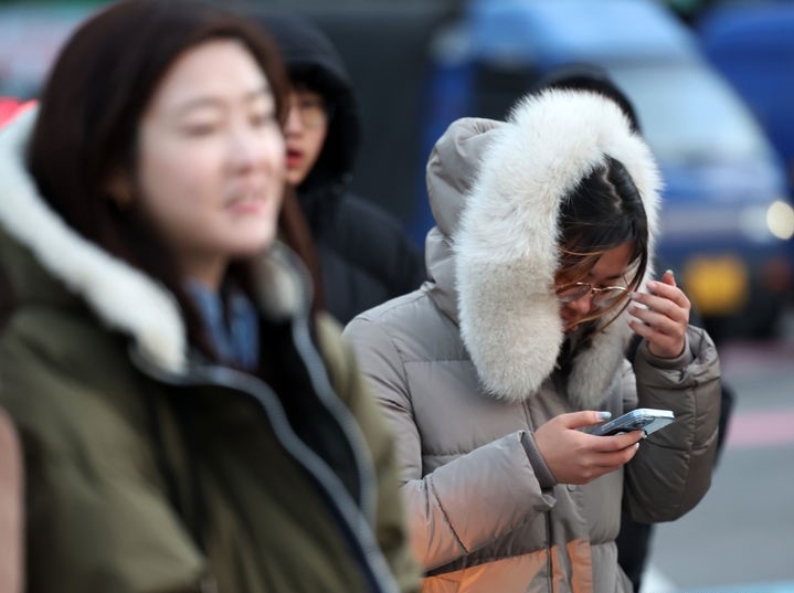 눈이 내리기 시작한다는 절기 '소설'인 22일 수요일은 내륙을 중심으로 아침 기온이 영하로 떨어지겠으나 낮 기온이 큰 폭으로 오르면서 일교차가 15도 이상 벌어지겠다.