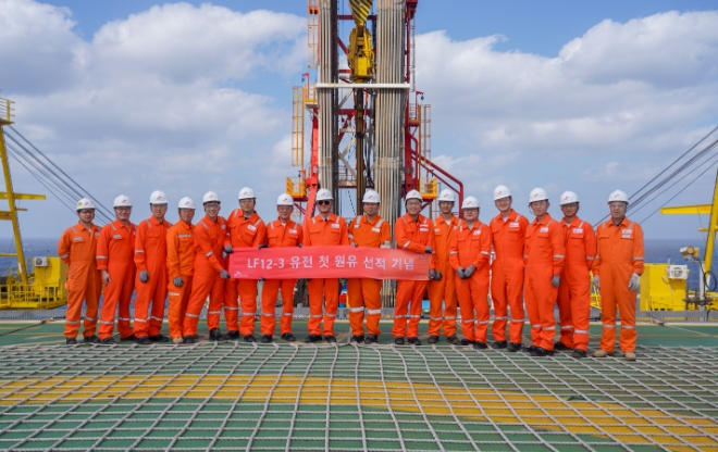 김준 SK이노베이션 부회장(왼쪽에서 여덟 번째)이 지난 21일 남중국해 북동부 해상에 위치한 17/03 광구 내 원유 생산 플랫폼에서 첫 원유 선적을 기념하며 구성원들과 단체사진을 촬영하고 있다. / 사진=SK이노베이션 제공