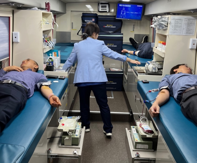 21일 농협 직원들이 혈액 수급난 극복을 위한 헌혈 캠페인에 동참했다. / 사진=NH농협은행 제공