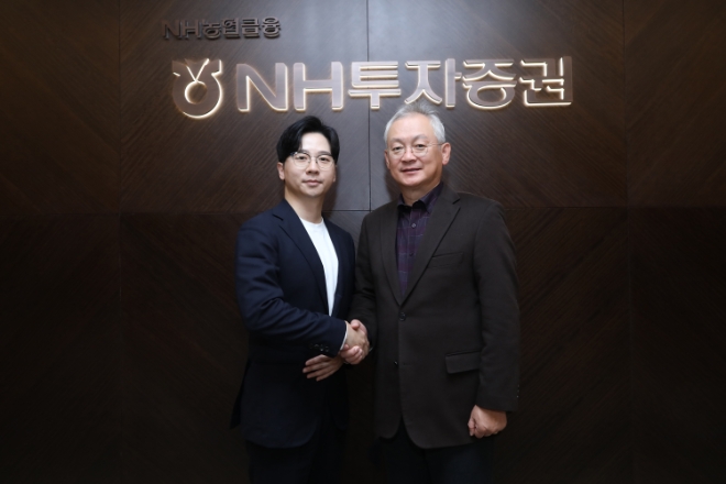NH투자증권과 콴텍은 22일 NH투자증권 여의도본사(파크원 NH금융타워)에서 지분투자를 위한 계약을 진행했다. (왼쪽부터) 이상근 콴텍 대표와 정영채 NH투자증권 대표이사가 계약 후 기념촬영을 하고 있다. / 사진=NH투자증권 제공
