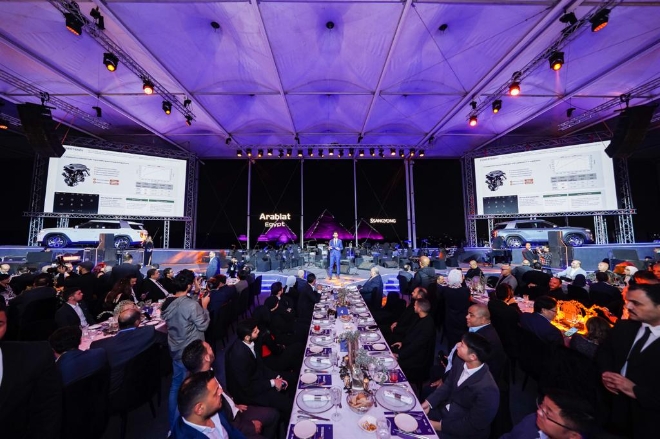 지난 20일 카이로 기자지구에서 피라미드를 배경으로 진행된 토레스 론칭 행사에 이집트 현지 미디어와 인플루언서, 대리점 관계자 등이 제품 설명을 듣고 있다. / 사진=KG 모빌리티 제공