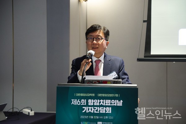 제6회항암치료의날기자간담회에서안중배이사장이인사말을하고있다.