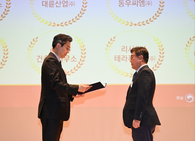 지난 15일 DBCSI 전흥태대표(오른쪽)가 문화체육관광부 유병채실장으로부터 여가친화인증기업 인증서를 받고 있다. / 사진=DB손해보험 제공