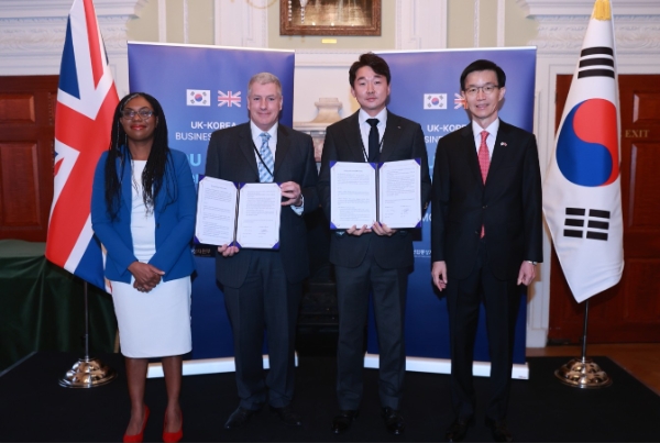 한영 수교 140주년 기념 경제사절단 MOU 체결식 사진(왼쪽부터 두번째 ‘폴리머 옵틱스’ ‘마이크 해니’ 대표, 세번째 아이엘사이언스 송성근 대표)