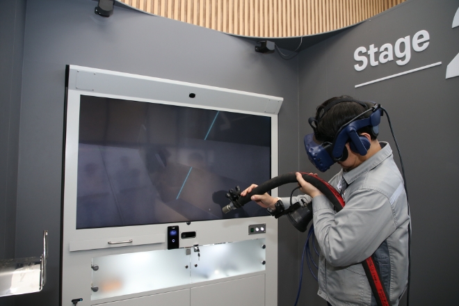 한화오션 거제사업장 내부에 위치한 VR 도장교육센터에서 새롭게 개발된 'RealBLAST'를 통해 VR 블라스팅 직무훈련이 진행되고 있다. / 사진=한화오션 제공