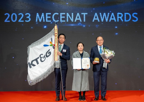 사진은 이상학 KT&G 지속경영본부장(부사장, 오른쪽)과 이은복 문화체육관광부 예술정책관(가운데)이 수상 후 기념사진을 촬영하고 있는 모습.
