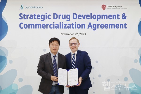 (왼쪽부터)신테카바이오정종선대표,QIMRB의BD디렉터로버트맥라클란(RobertMcLachlan)박사(신테카바이오제공)