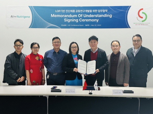 LOP협약식에 참석한 베트남 Biotechnology Center와 에이아이더뉴트리진 임직원(협정서를 들고 있는 Dr. Hà Thi Loan와 김수화 대표이사)