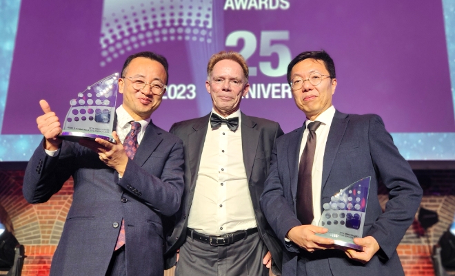 KT는 지난 22일(현지시각) 네덜란드 암스테르담에서 열린 글로벌 ICT 리서치 기관 토탈 텔레콤 주관 ‘월드 커뮤니케이션 어워즈 2023(WCA 2023)’에서 2개 부문을 석권했다고 23일 밝혔다. 사진은 (좌측부터)KT 김상욱 액세스망기술담당, Total Telecom 소속 Rob van den dam, KT 이동준 액세스망기술팀장이 수상을 마치고 기념 촬영을 하는 모습. (사진 = KT 제공)