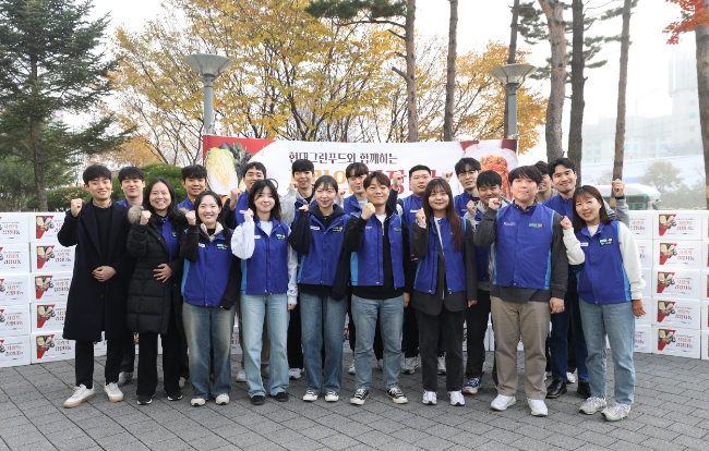 현대그린푸드 임직원이 '사랑의 김장나눔' 행사 현장에서 기념사진을 촬영하고 있는 모습
