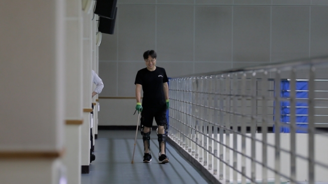 국가유공자인 김영민 안산시청 주무관이 보행보조기를 착용하고 재활훈련을 하고 있다. / 사진=포스코1%나눔재단 제공