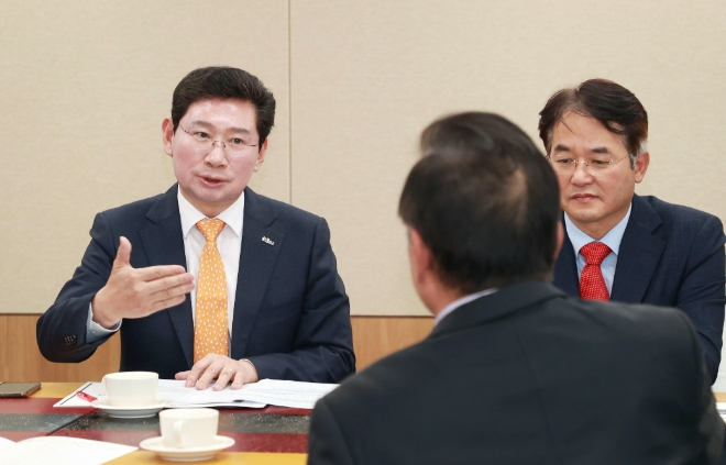 이상일 용인특례시장은 23일 세종시 지방시대위원회 대회의실에서 우동기 위원장등과 만나 특례시가 필요한 일을 할 수 있도록 위원회가 적극적인 지원 역할을 해달라고 요청했다.(사진=용인시)
