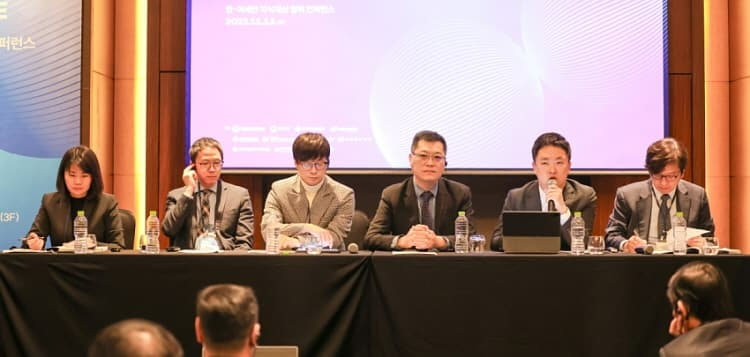 (왼쪽부터 베트남 응우옌 티 투 하 파트너, 태국 노타폴 스리섬관 회장, 한음저협 박학기 부회장, 싱가포르 Ella Cheong LLC 소카르량 상무이사, 한음저협 백승열 공연사업국장, 중앙대 법학전문대학원 이규호 교수) 사진제공=한음저협