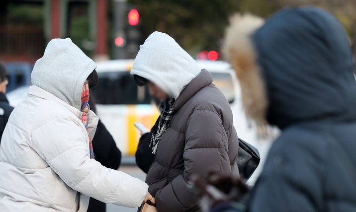 초겨울 추위가 찾아온 지난 17일 오후 서울 종로구 세종대로 사거리에서 시민들이 옷깃을 여미는 모습.