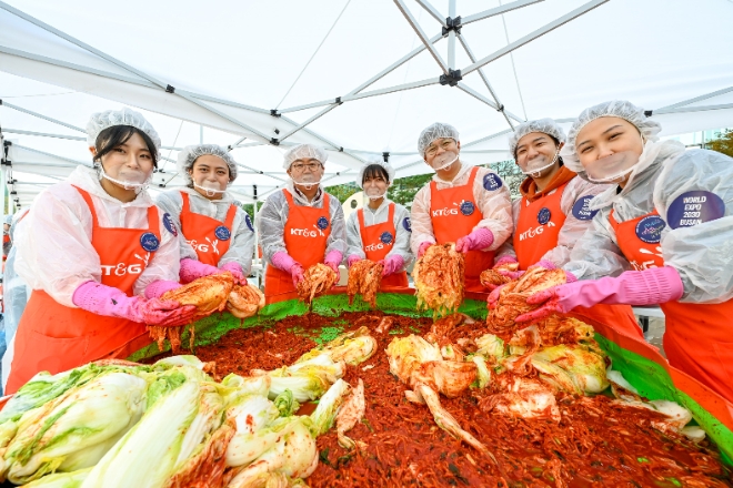 지난 22일 서울시 성동구청 광장에서 열린 나눔행사에서 이상학 KT&G 지속경영본부장(부사장, 왼쪽 세 번째) 등 임직원들이 김장 봉사에 참여하고 있다. / 사진=KT&G 제공