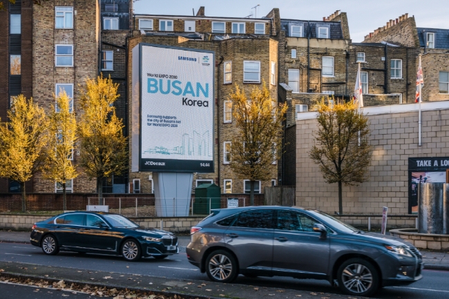 삼성전자가 영국 런던, 스페인 마드리드 등 유럽 주요 도시에서 대형 옥외광고를 통해 부산엑스포 유치를 지원하고 있다.