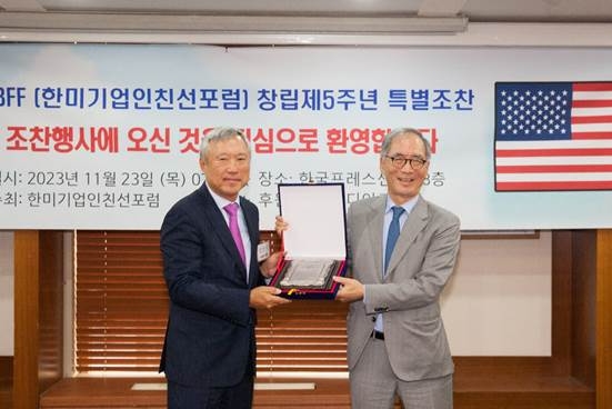 김동녕 한세예스24그룹 회장(오른쪽)이 한미기업친선대상 수상을 기념해 사진 촬영을 하고 있다. (사진=한세예스24홀딩스)