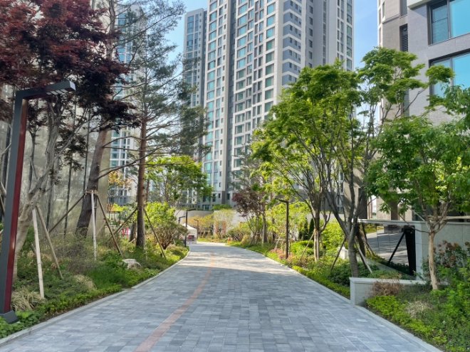 롯데건설은 자사가 시공한 주거 공간과 업무시설이 지난 22일~23일 이틀에 걸쳐 조경상을 연이어 수상했다고 24일 밝혔다. 사진은 제23회 자연환경대상 시상식에서 환경부장관상을 수상한 송파 롯데캐슬 시그니처 단지 내 조경의 모습. (사진 = 롯데건설 제공)